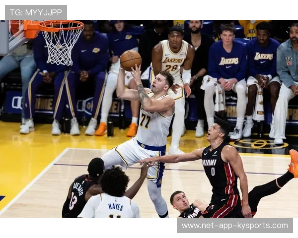 东契奇29+11+10，里夫斯26+11，湖人险胜热火130-120，东契奇总得分能超过詹姆斯吗